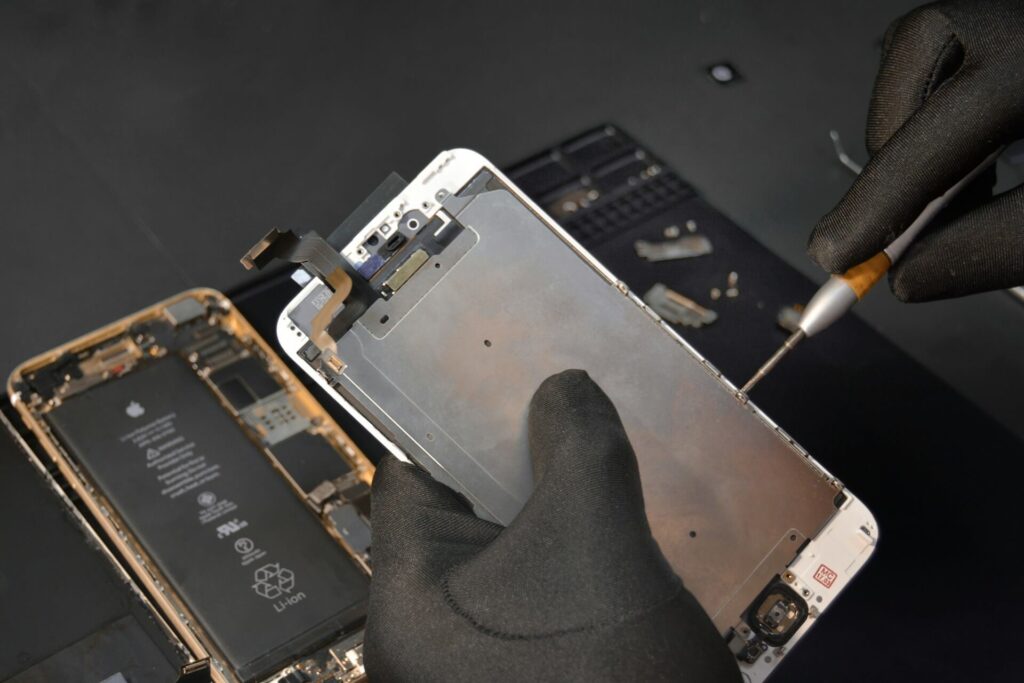 Technician repairing a smartphone under the EU right to repair in Germany.